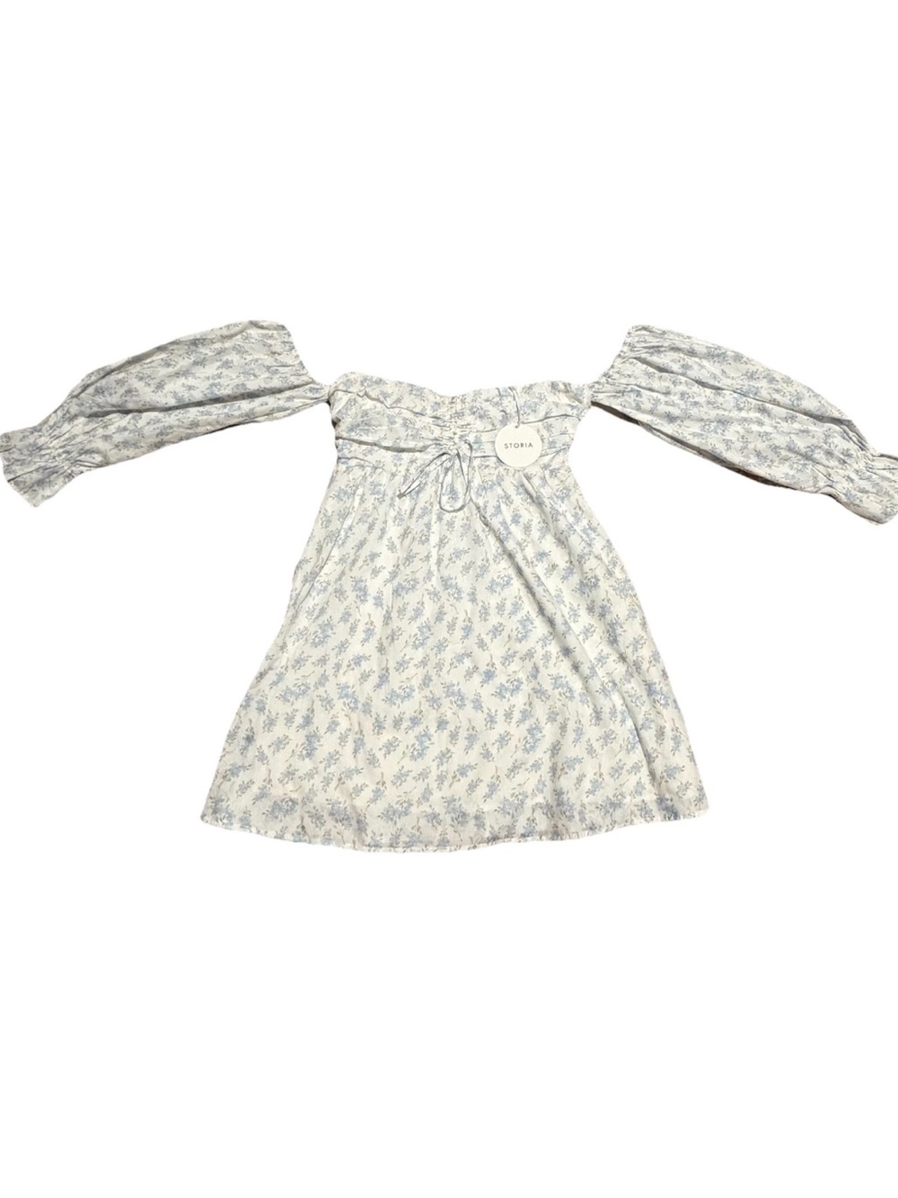 Storia Cream Label Top with Subtle Blue Floral Detail
